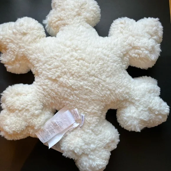 Pottery Barn White Snowflake Shaped Pillow Winter Sherpa 19" Diameter NEW - Picture 5 of 5